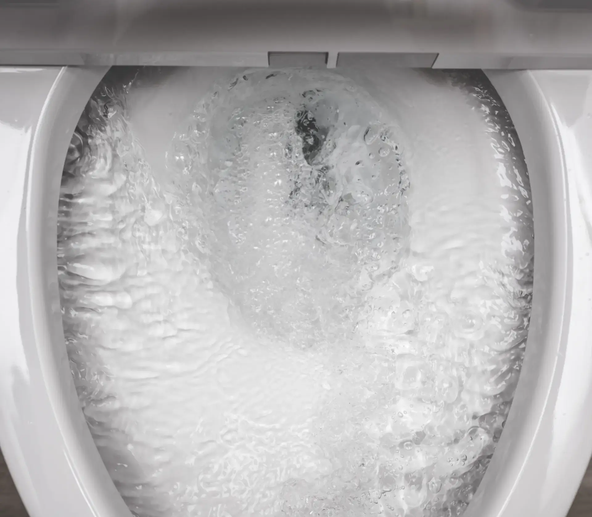まず落ち着いて！トイレが逆流した時に最初にやるべき3つの応急処置とDIY修理方法解説
